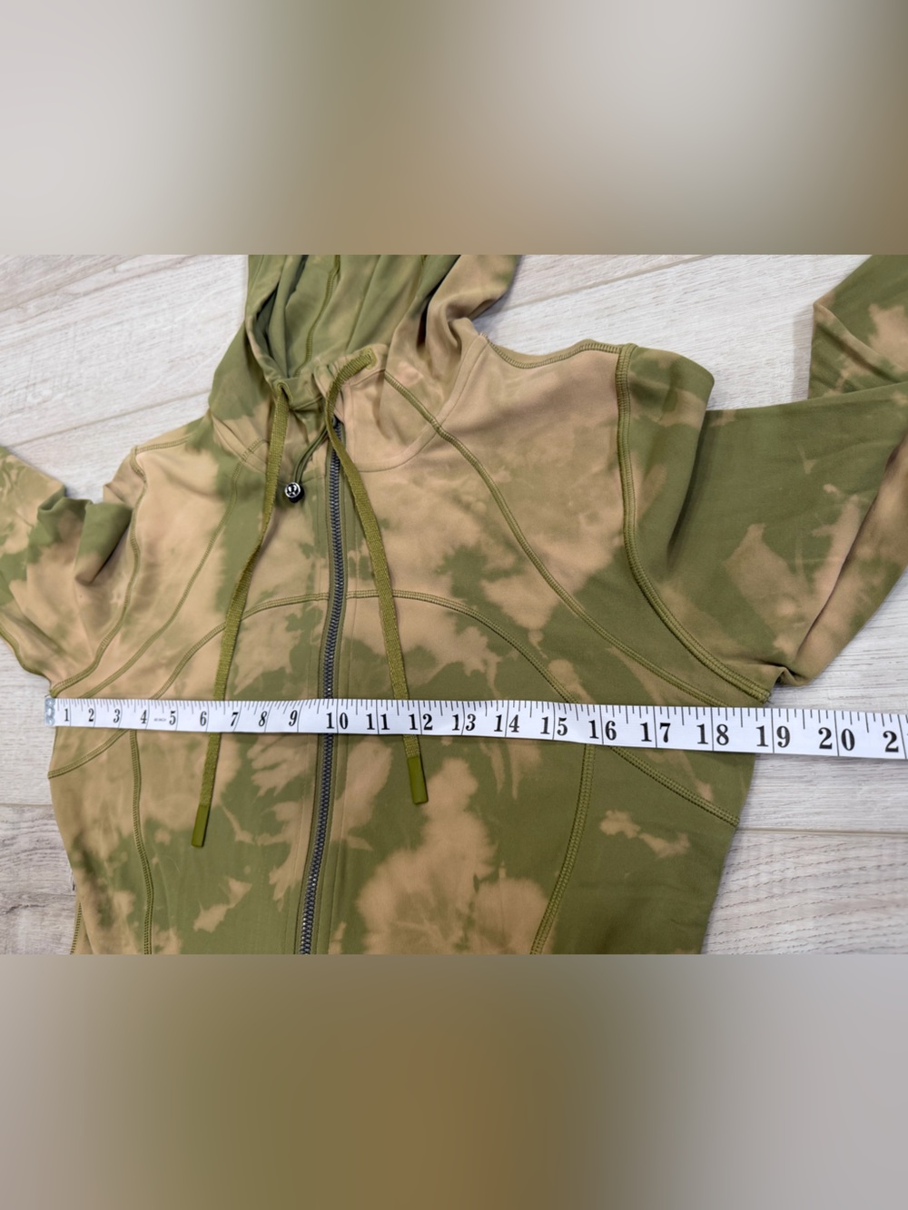 LuluLemon - Define Hooded Nulu Green Tie-Dyed Jacket. Size 10. - Picture 9 of 10
